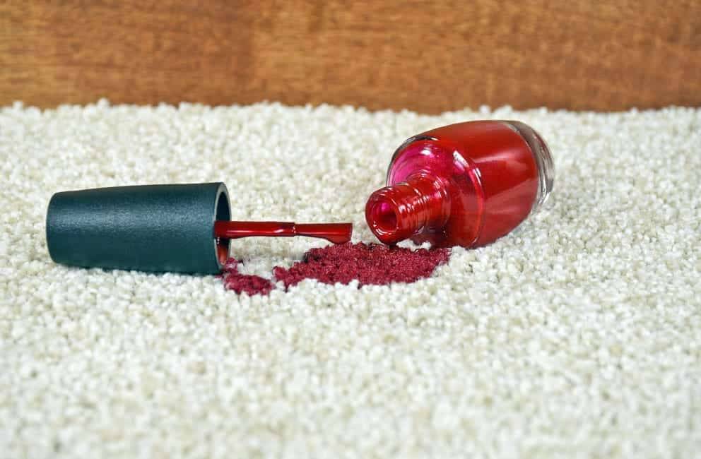 Nagellack auf einem Teppich